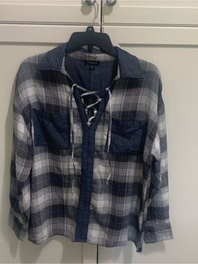 VENUS Navy and White Plaid Lace-Up Casual Button-Down Shirt